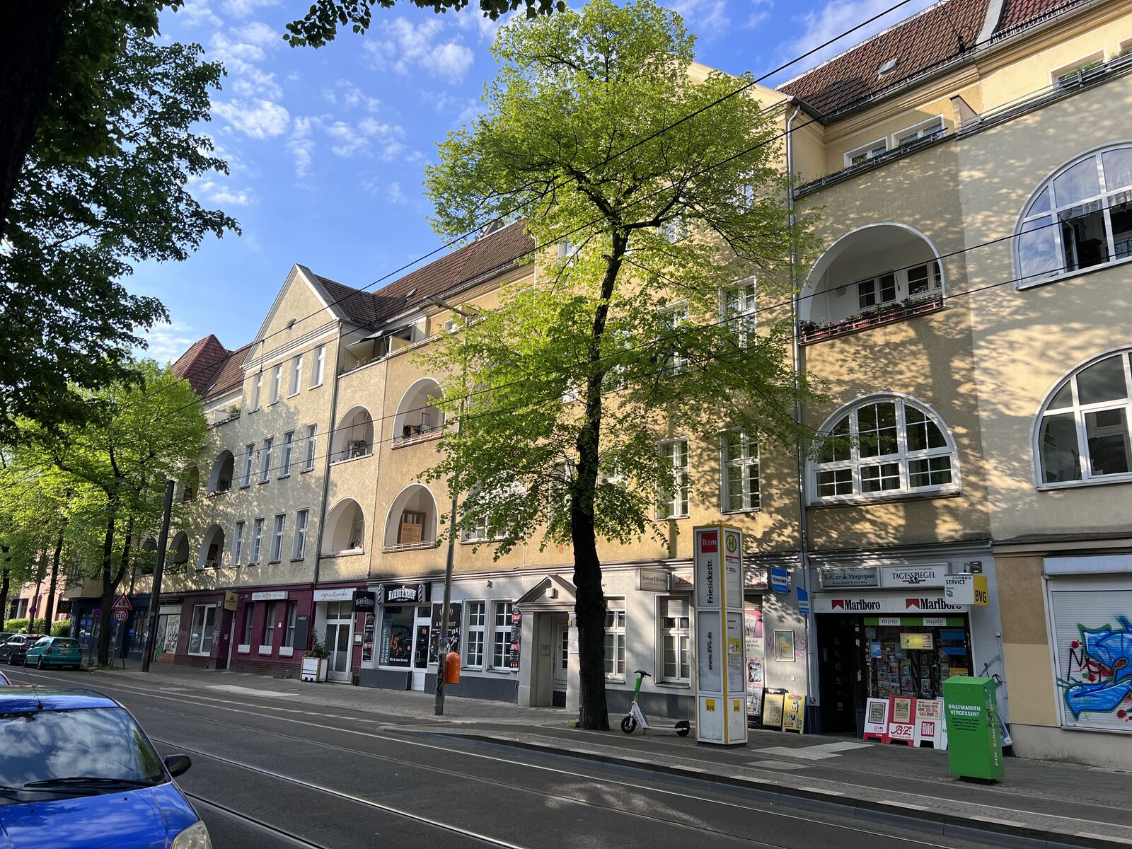 Hausarztpraxis Familienpraxis Weissensee in der Langhansstraße 117, Berlin-Weißensee – Alt-Berliner Eckhaus, Praxis in der 1. Etage