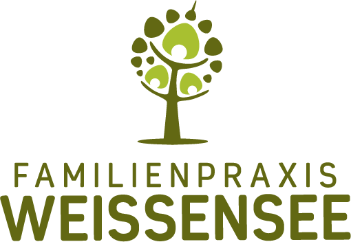 Logo der Familienpraxis Weissensee: ein Baum, dessen Krone eine Familie bildet
